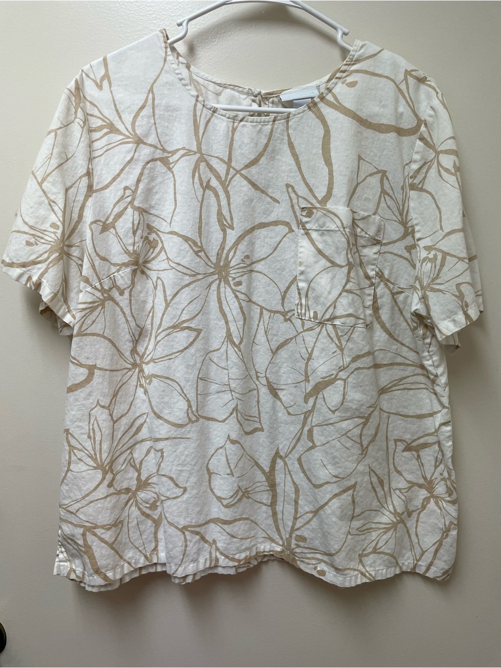 Liz Claiborne Neutral Floral Pocket Short-Sleeve Women's Top